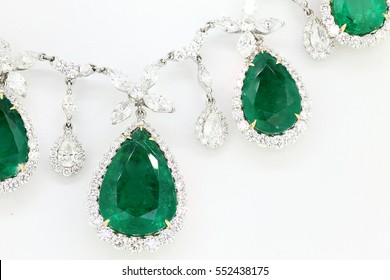 Emerald Jewelry With Diamonds In Gold Necklace