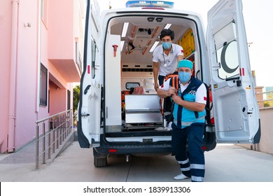 Equipo de ayuda de emergencia que se prepara para la respuesta de emergencia al paciente en la ambulancia