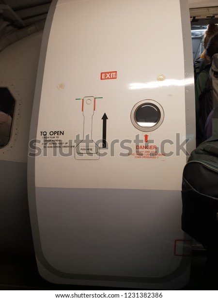 Emergency Door Exit On Plane Traveling Stockfoto Jetzt