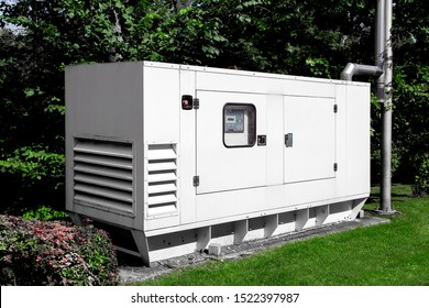 аварийный генератор для бесперебойного питания, дизельная установка в железном корпусе с электрическим распределительным щитом управления питанием.