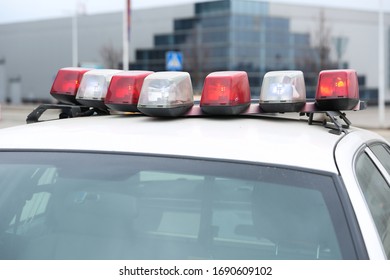Notbeleuchtung auf dem Dach eines Polizeiautos. Polizeilicht, Nahaufnahme