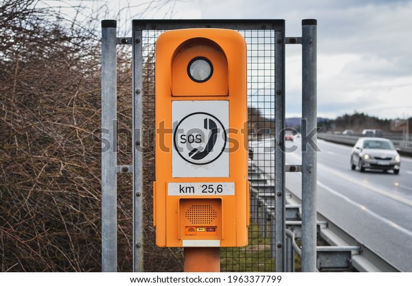 Emergency SOS\
phone sign at the edge of\
highway.