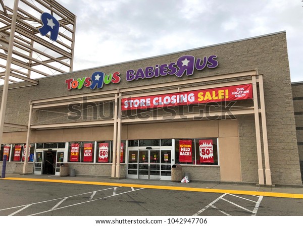 Emeryville, CA - March 10, 2018: Toys R\
Us store front. Bankrupt retailer Toys R Us may shut all its US\
stores as soon as next week, according to several\
reports.