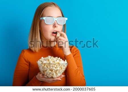 Similar – kleiner Junge Kind mit Popcorn auf blauem Hintergrund