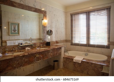 THE EMPIRE HOTEL & COUNTRY CLUB, BRUNEI, NOVEMBER, 2016: Interior Of The Empire Hotel Bathroom At Brunei 