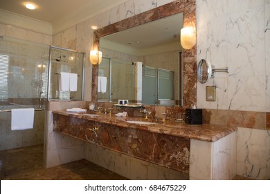 THE EMPIRE HOTEL & COUNTRY CLUB, BRUNEI, NOVEMBER, 2016: Interior Of The Empire Hotel Bathroom At Brunei 