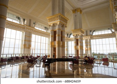 EMPIRE HOTEL & COUNTRY CLUB, SERI BEGAWAN, BRUNEI, NOVEMBER, 2016: Glorious Interior Of The Empire Hotel, Brunei