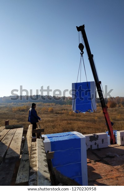 the employee controls the\
unloading of blocks for the construction of a house at the time\
farm