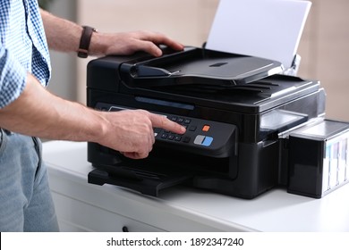 Empleado con impresora moderna en la oficina, armario