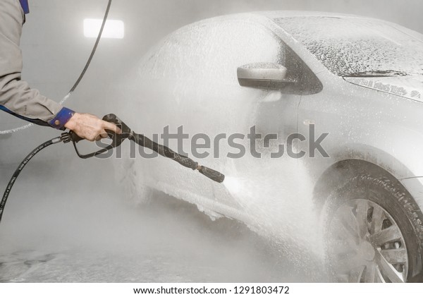 the employee works in the car\
wash. the employee works in the car wash. apply foam to the\
machine
