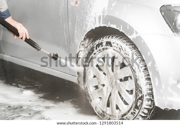 the employee works in the car wash. wash the wheels\
with foam and water