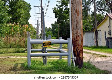 EMPORIA, KANSAS, USA - AUGUST 6, 2022
Underground Natural Gas Pipeline Crossing Warning Sign, Pipeline Travels Along Same Route As The High Power Electrical Overhead Power Lines. 