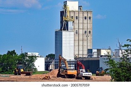 Emporia, Kansas, USA, July 2, 2021
What Was Until This Year A Producing Soybean Field Is Being Turned Into A New Truck Stop Next To The Cargill Pet Food Plant On Graphic Arts Road 