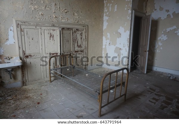 Empty Bed Abandoned Insane Asylum Stockfoto Jetzt