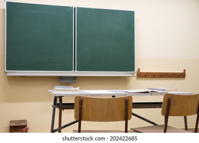 empty blackboard in a classroom / Classroom - Shutterstock ID 202422685