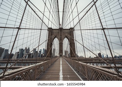 Leere Brooklyn Bridge - Gehweg an bewölktem Tag