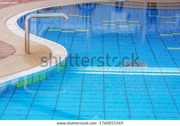 Empty\
childrens swimming pool, public swimming pool in fitess club.\
Children\'s swimming pool with sunny\
reflections.
