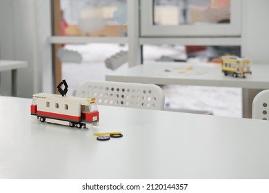 Empty Class In School After Science Lessons. Tables In The Room With Handmade Toys, Nobody. Copy Space. STEM Constructing . Preschool Education For Children. Engineering Classroom Interior