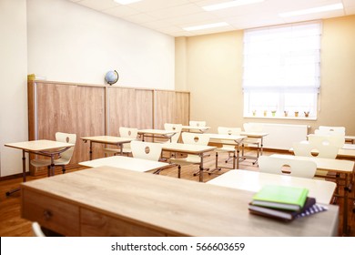 Bilder Stockfotos Und Vektorgrafiken Empty Classroom School