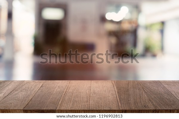 Lege Donkere Houten Tafel In De Stockfoto Nu Bewerken