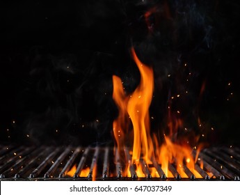 Пустой пылающий угольный гриль с открытым огнем, готовый к размещению продукта. Концепция летнего гриля, барбекю, барбекю и вечеринки. Черная копировальная область