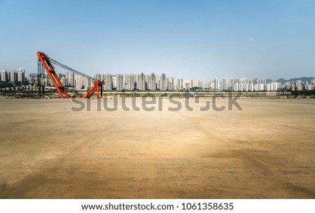 Empty floor and container terminal
