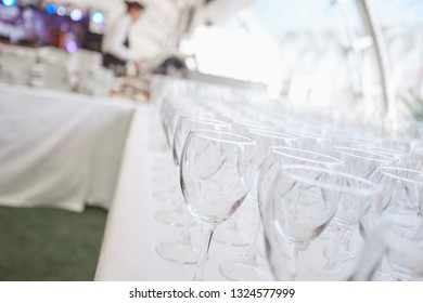 empty glass glasses on the table in the restaurant