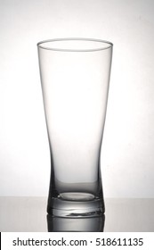 Empty glass with seem less background 