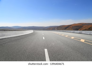 Empty highways and distant mountains，Tibet，china