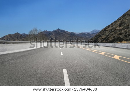 Empty highways and distant mountains，Tibet，china