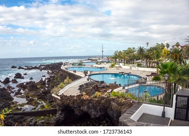 Empty Hotel Swimming Pools With Sun Lounger Near The Ocean. Empty Bar, Infinity Pool With No People On Tropical Beach. Coronavirus COVID- 19 Crisis In Travel. 