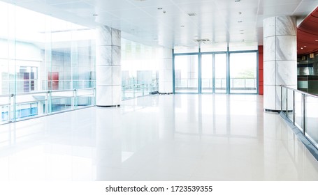 Leerer langer Korridor in modernem Bürogebäude.