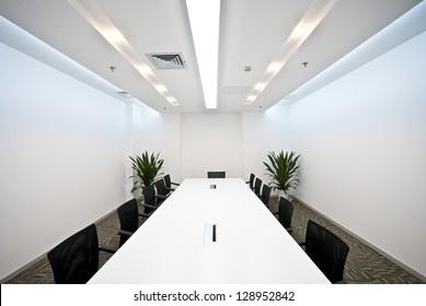 Ein leerer Sitzungssaal und ein Konferenztisch