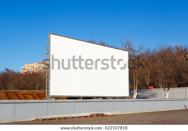Empty movie
theater under the open sky for
cars