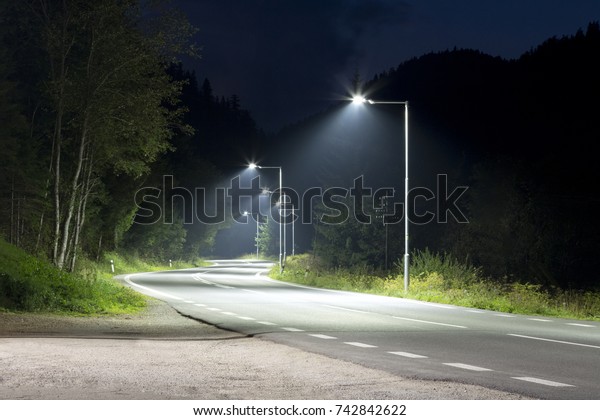 現代の街灯がついた空の夜道 の写真素材 今すぐ編集