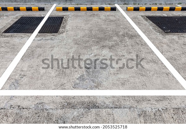 Empty\
outdoor car Parking Spaces at building\
office