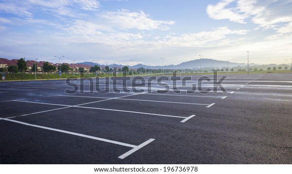 Descubra Espacio De Estacionamiento Exterior Vacio Imagenes De Stock En Hd Y Millones De Otras Fotos Ilustraciones Y Vectores En Stock Libres De Regalias En La Coleccion De Shutterstock Se Agregan Miles De Imagenes Nuevas De Alta Calidad Todos Los Dias