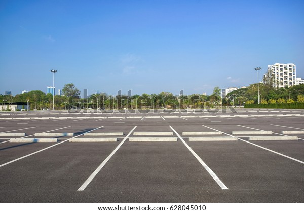 Suchen Sie Nach Leerer Parkplatz Im Stadtzentrum Mit Blauem Stockbildern In Hd Und Millionen Weiteren Lizenzfreien Stockfotos Illustrationen Und Vektorgrafiken In Der Shutterstock Kollektion Jeden Tag Werden Tausende Neue Hochwertige Bilder