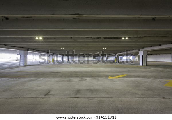 Descubra Garaje De Estacionamiento Vacio Imagenes De Stock En Hd Y Millones De Otras Fotos Ilustraciones Y Vectores En Stock Libres De Regalias En La Coleccion De Shutterstock Se Agregan Miles De Imagenes Nuevas De Alta Calidad Todos Los Dias