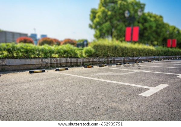 Empty\
Parking Lot ,Parking lane outdoor in public\
park
