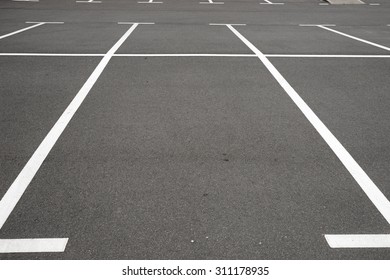 256 Black and white carpark markings Images, Stock Photos & Vectors ...