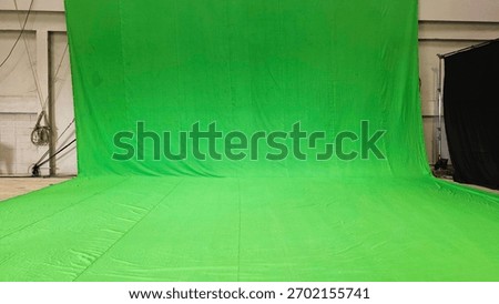 Empty professional green screen backdrop setup with curved floor and wall, ideal for video editing, CGI, or virtual backgrounds