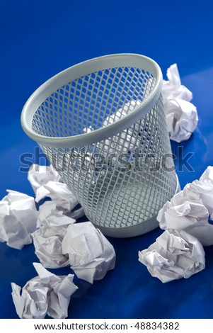 Empty Recycle Bin with paper