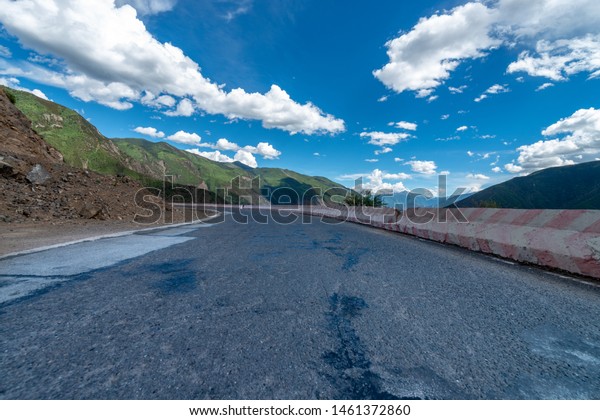 empty road in tibet\
plateau