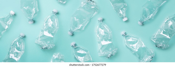Leere gerümmelte gebrauchte Plastikflasche auf blauem Hintergrund. Draufsicht, Kopienraum. Umweltverschmutzung, Umweltschutzkonzept. Wiederverwenden von Müll, recyceln, plastikfrei. Erde, Weltwassertag.