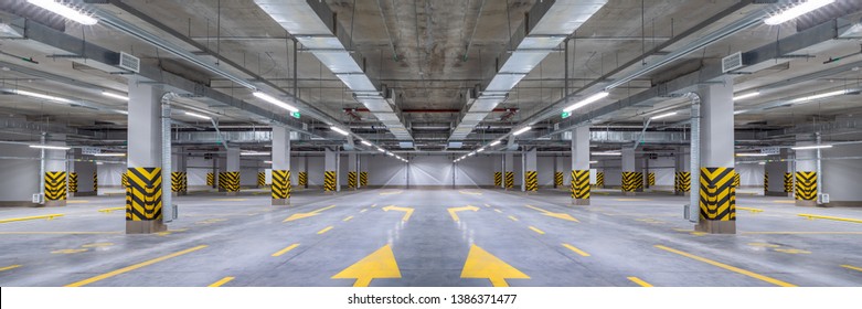 Parking subterráneo comercial vacío o interior de garaje con columnas pintadas de rayas de hormigón