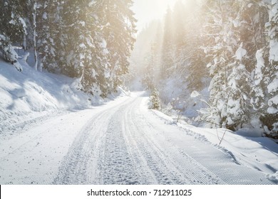 Leere schneebedeckte Straße in Winterlandschaft