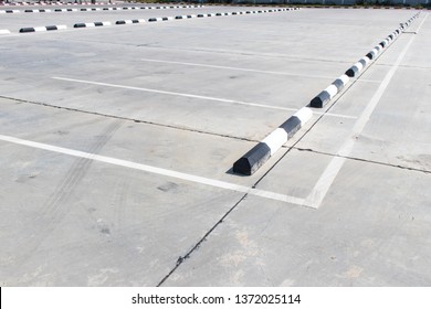 256 Black And White Carpark Markings Images, Stock Photos & Vectors 