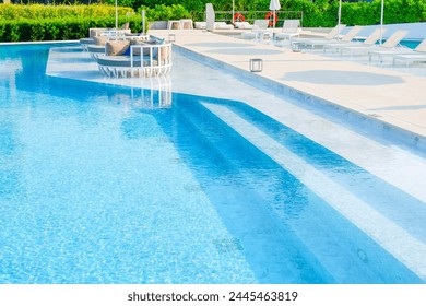 Piscina vacía con tumbona