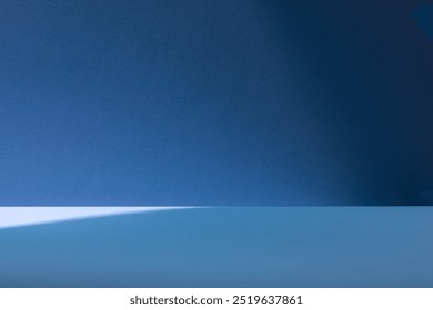 Mesa vacía sobre fondo